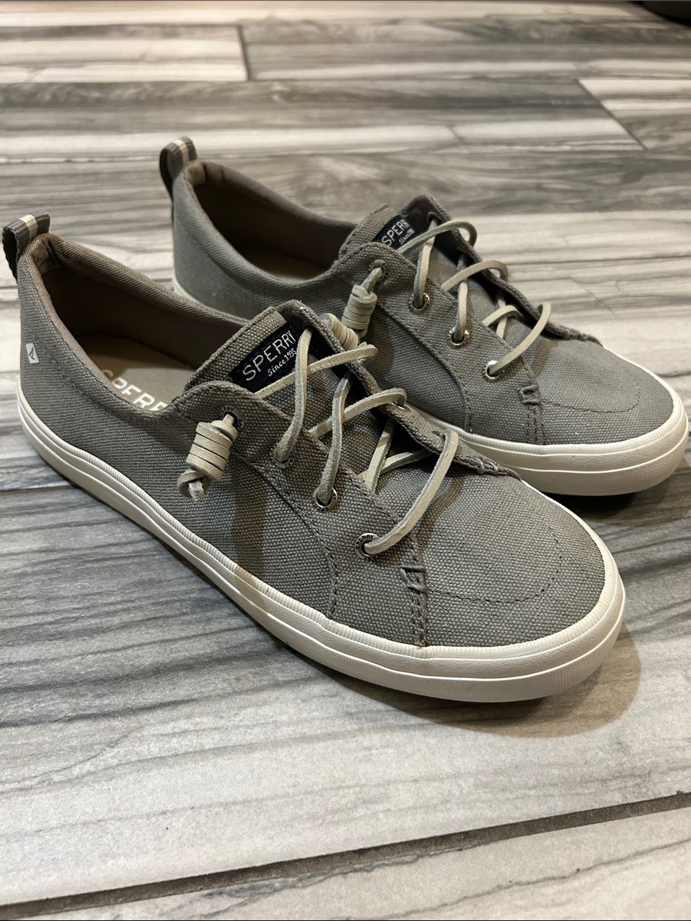 Sperry Women's Gray Crest Vibe Sneakers
